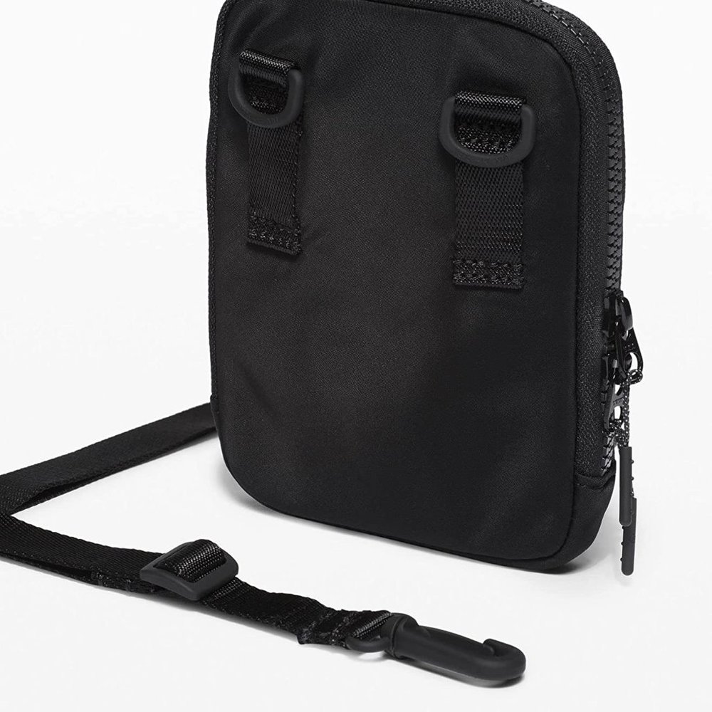 NEW lululemon athletic Access Crossbody Bag Fanny Pack Black White Logo Purse - Picture 4 of 8